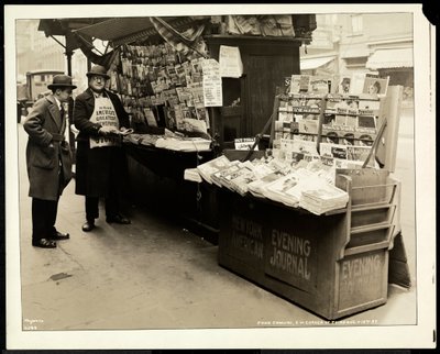 Blinde Krantenverkoper, John Comuni, bij zijn stand op 3rd Avenue en 18th Street, New York, 1926 door Byron Company